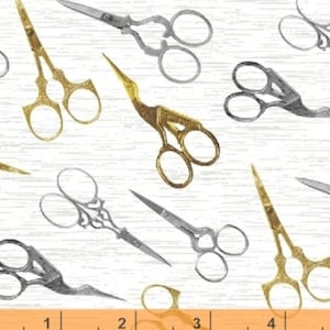 Może przedstawiać: Białe tło z powtarzającym się wzorem złotych i srebrnych nożyczek. Nożyczki mają skomplikowane wzory i są ułożone w losowy wzór.