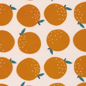 Könnte beinhalten: Ein sich wiederholendes Muster aus stilisierten Orangen auf cremefarbenem Hintergrund. Jede Orange ist eine solide, runde Form in einem warmen Orangeton mit kleinen weißen Punkten und einem grünen Stiel und Blatt.