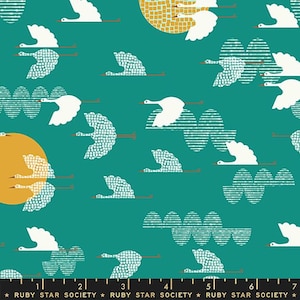 Peut inclure: Tissu turquoise avec un motif blanc et or d'oiseaux stylisés volant en formation. Les oiseaux sont soulignés de blanc et ont un motif texturé de petits points blancs. Le fond est d'un turquoise uni.