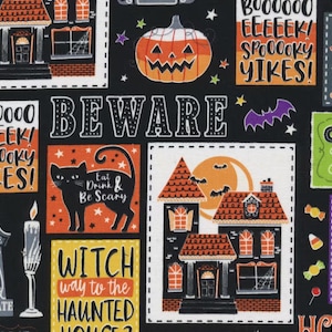 Può includere: Tessuto di Halloween nero e bianco con una varietà di disegni spettrali, tra cui una casa infestata, un gatto nero, una zucca e un cartello che dice "Attenzione".
