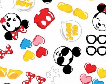 Puede incluir: Tela blanca con un patrón repetido de personajes de dibujos animados de Mickey Mouse, corazones, lazos y burbujas de diálogo que dicen "Oh Boy!" y "Boy!" Los personajes son de color rojo, negro y amarillo. Los corazones son de color rojo, rosa, amarillo y azul. Los lazos son rojos con lunares blancos.