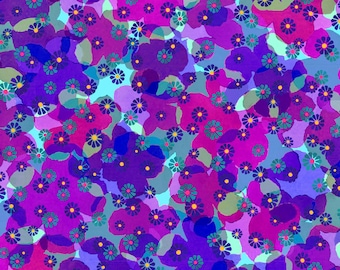 Op de afbeelding: Een naadloos patroon met een levendig bloemenontwerp met paarse, roze, blauwe en gele bloemen op een lichtblauwe achtergrond.