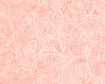 トンガ バティック バタークリーム - ファン シェル ソフト ピンク (Timeless Treasures Fabrics より)