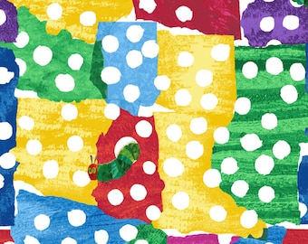 Puede incluir: Un patrón de patchwork colorido con lunares blancos sobre un fondo amarillo, rojo, verde, azul y morado. Una oruga verde con ojos rojos y boca roja se arrastra sobre el patrón.