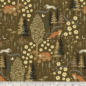 Peut inclure: Un tissu avec un motif de scène forestière. Le motif présente des renards, des hiboux, des arbres, des fleurs et des lunes dans des tons de marron, de vert et de crème. Le tissu est mesuré en centimètres.