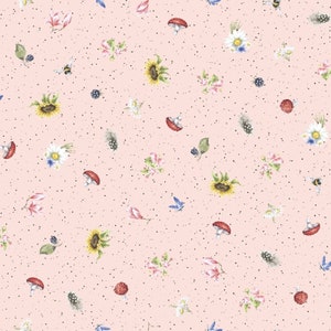 Peut inclure: Un motif sans couture présentant une variété d'éléments floraux et inspirés de la nature sur un fond rose clair. Le motif comprend des tournesols, des marguerites, des champignons, des papillons, des baies et des plumes. Le fond est recouvert de petits points noirs.