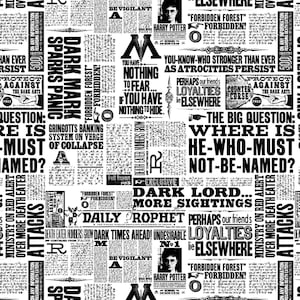 Op de afbeelding: Een zwart-wit krantenprint met koppen en tekst uit de Harry Potter-serie. Het ontwerp bevat zinnen als "Dark Mark", "Forbidden Forest" en "He-Who-Must-Not-Be-Named". Het thema is een vintage esthetiek.