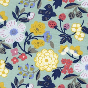 Könnte beinhalten: Ein Stoffmuster mit helltürkisfarbenem Hintergrund, das ein sich wiederholendes Design aus Blumen, Vögeln und Beeren zeigt. Die Blumen sind weiß, gelb und rosa, mit marineblauen Stielen und Blättern. Die Beeren sind rot und lila.