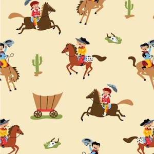 Op de afbeelding: Een herhalend patroon met cartoon cowboys en cowgirls op paarden. Het ontwerp bevat cactussen, een huifkar en een schedel. De ruiters dragen cowboyhoeden en kleurrijke outfits. De achtergrond is lichtbeige.