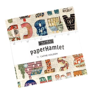 Könnte beinhalten: Ein Stapel Stoffquadrate mit einem Vintage-Print mit Buchstaben und Wörtern. Der Stoff ist mit "PaperHamlet" von Cathe Holden beschriftet. Ein Lineal liegt über den Stoffquadraten.