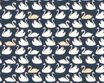 Lago dos Cisnes - Bevy Dusk Swans por Patrick e Andrea Patton da Birch Fabrics