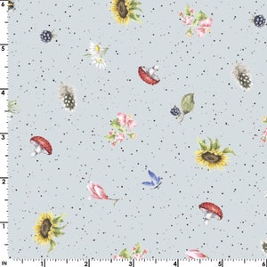 Peut inclure: Un tissu bleu clair avec un motif répétitif de tournesols, champignons, papillons, baies et plumes. Le fond est bleu clair avec un motif moucheté.