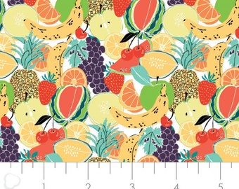 Könnte beinhalten: Ein weißer Hintergrund mit einem bunten Muster aus verschiedenen Früchten, darunter Wassermelone, Bananen, Ananas, Äpfel, Kirschen, Trauben und Orangen.