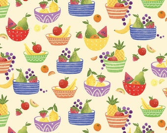 Könnte beinhalten: Ein sich wiederholendes Muster aus bunten Schalen mit verschiedenen Früchten wie Erdbeeren, Birnen, Trauben, Äpfeln, Bananen, Wassermelonen, Orangen und Ananas. Die Schalen sind mit Streifen und Mustern verziert, vor einem hellgelben Hintergrund.