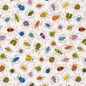 Puede incluir: Tela blanca con un patrón repetido de escarabajos de dibujos animados coloridos. Los escarabajos son de varios colores, incluyendo amarillo, naranja, verde, azul y rosa, con contornos y patas negras. El diseño es caprichoso y juguetón.