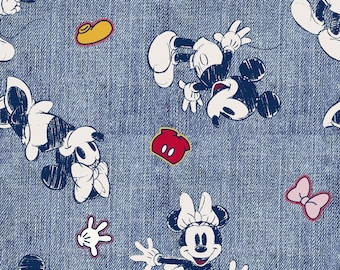 Puede incluir: Un patrón sin costuras con Mickey y Minnie Mouse sobre un fondo de mezclilla azul. El patrón incluye a Mickey y Minnie Mouse en varias poses, junto con acentos rojos, amarillos y azules.