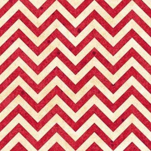 Puede incluir: Un patrón de chevron rojo y blanco con un aspecto vintage. El diseño en zigzag presenta bandas alternas de rojo y blanco roto, creando un efecto visual audaz y llamativo.