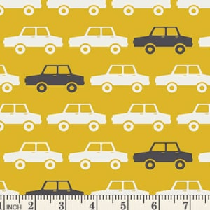 以下が含まれることがあります： 黄色い生地に、白と濃いグレーの車の繰り返しパターンが描かれています。車は列に並んでおり、濃いグレーの車はパターン全体にランダムに配置されています。