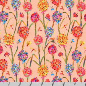 Puede incluir: Una tela con un patrón repetido de flores e insectos estilizados y coloridos. Las flores son redondas y multicolores, con tonos de rojo, naranja, amarillo, azul y morado. Mariposas y libélulas están dispersas sobre un fondo melocotón.
