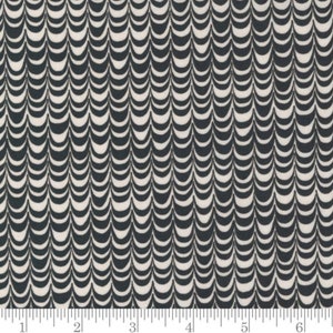 Peut inclure: Tissu noir et blanc avec un motif répétitif de lignes courbes ressemblant à une série d'arches.