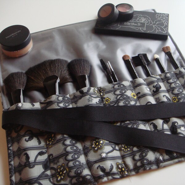 Cosmetic Brush Roll-Up schwarz gelb grau Blumen