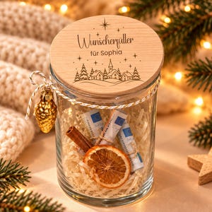Weihnachtsgeschenk im Glas mit Namen – Winterdorf Wunscherfüller, gravierter Holzdeckel als Geldgeschenk