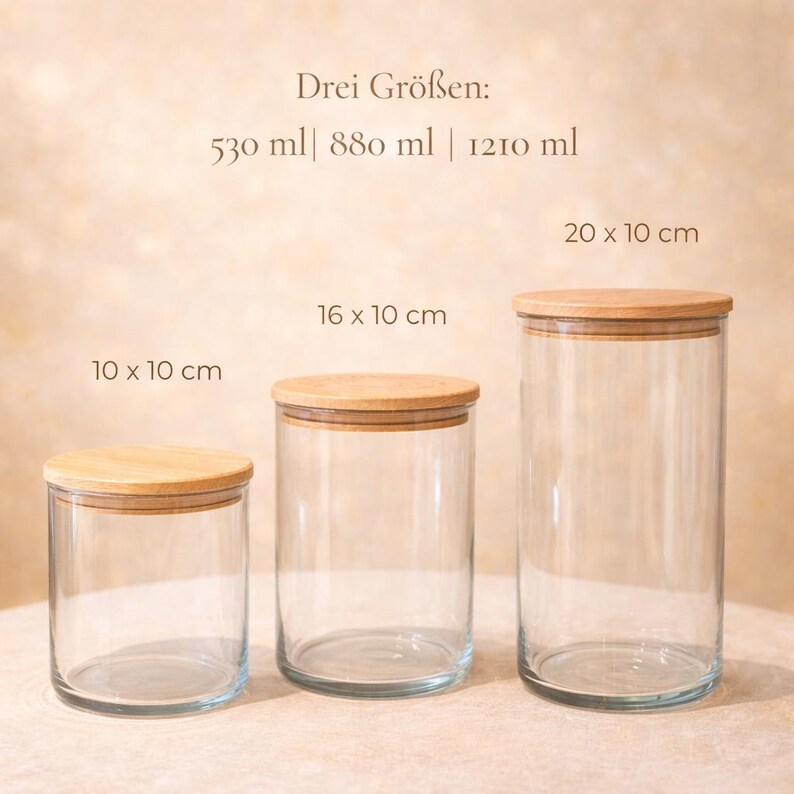 Pode incluir: Tr&ecirc;s frascos de vidro transparente com tampas de madeira de tamanhos diferentes. As dimens&otilde;es s&atilde;o: 10 x 10 cm, 16 x 10 cm e 20 x 10 cm. O texto "Drei Gr&ouml;&szlig;en: 530 ml | 880 ml | 1210 ml" tamb&eacute;m &eacute; vis&iacute;vel.