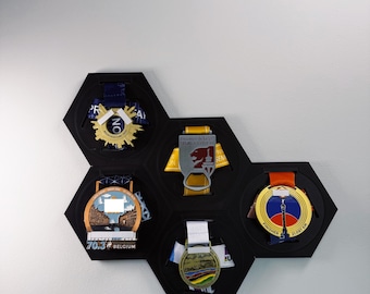 3D-geprinte zeshoekige medaillehouder – Modulaire muurbevestiging voor race-, hardloop- en triatlonmedailles.