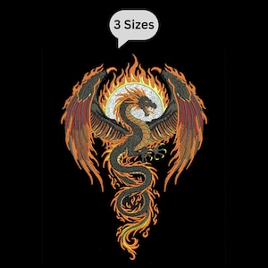 Könnte beinhalten: Gesticktes Drachendesign mit orangefarbenen und schwarzen Details, vor schwarzem Hintergrund. Der Drache hat ausgebreitete Flügel und ist von Flammen umgeben. Der Text "3 Sizes" befindet sich in einer weißen Sprechblase.