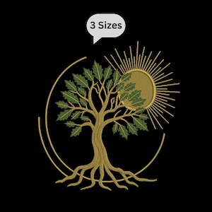 Puede incluir: Diseño bordado de un árbol con un sol y un marco circular, en tonos dorados y verdes, sobre fondo negro. El texto "3 Sizes" está en una burbuja blanca. Adecuado para diversas aplicaciones.