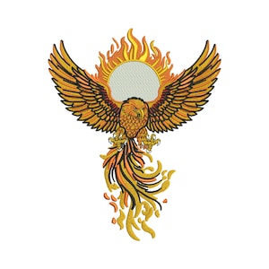 Può includere: Ricamo di un'araba fenice nei toni dell'oro, dell'arancione e del nero. L'uccello mitico è raffigurato con le ali spiegate, circondato da fiamme e un emblema solare. Il design dettagliato è adatto a varie applicazioni, misure in centimetri.