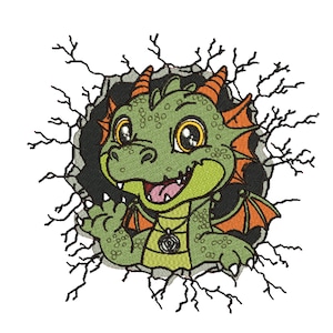 Puede incluir: Parche bordado con un simpático dragón verde con detalles naranjas, saliendo de una pared agrietada. El dragón tiene ojos grandes y un colgante. El diseño está sobre un fondo blanco.