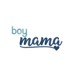 Op de afbeelding: De woorden "boy mama" worden weergegeven in een scriptlettertype. "Boy" is in een lichtblauwe kleur en "mama" is in een donkerdere blauwe kleur. Onder het woord "mama" staat een klein hartje.