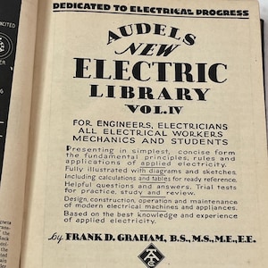 Puede incluir: P&aacute;gina de libro abierta con el t&iacute;tulo "AUDELS NEW ELECTRIC LIBRARY VOL. IV" en negrita negra. La p&aacute;gina es beige con texto negro que detalla el contenido del libro, incluyendo diagramas, bocetos y principios el&eacute;ctricos. El autor es Frank D. Graham.