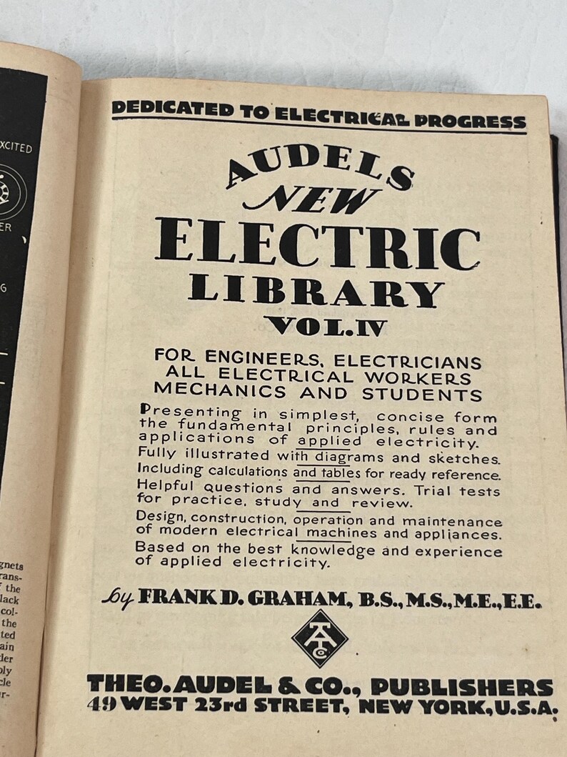 Puede incluir: P&aacute;gina de libro abierta con el t&iacute;tulo "AUDELS NEW ELECTRIC LIBRARY VOL. IV" en negrita negra. La p&aacute;gina es beige con texto negro que detalla el contenido del libro, incluyendo diagramas, bocetos y principios el&eacute;ctricos. El autor es Frank D. Graham.