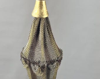 Bolso antiguo victoriano eduardiano de malla metálica estilo chatelaine: bolso de malla metálica con cordón ajustable, parte superior de latón ornamentada y cierre en forma de corazón.