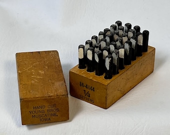 Juego de perforadoras de letras de acero vintage Young Bros. cortadas a mano - Caracteres de 3 mm, bloque de almacenamiento de madera