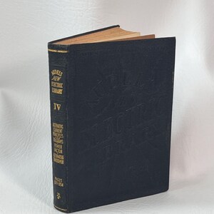 Puede incluir: Un libro antiguo de tapa dura negra, titulado "Audel's New Electric Library IV". El t&iacute;tulo est&aacute; en letras doradas y en relieve. El lomo del libro detalla temas como la corriente alterna y los diagramas. Las p&aacute;ginas est&aacute;n amarillentas.