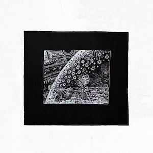 Könnte beinhalten: Schwarz-Weiß-Kunstdruck, der eine Himmelszene darstellt. Das Kunstwerk zeigt einen Sternenhimmel, eine Sonne, einen Baum und verschiedene Landschaftselemente. Der Druck ist vor einem schwarzen Hintergrund angeordnet.