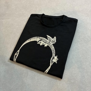 Ouroboros Dragon T-shirt – Handtryckt alkemisk orm, bläckurladdning på svart t-shirt