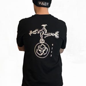 ウロボロスグラフィックTシャツ - 錬金術の蛇竜デザイン、