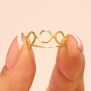 Minimalist Open Circle Ring in 14k Solid Gold, Linked Round Band for Women, Dainty Stackable Geometric Karma Ring, Elegant Everyday Gift