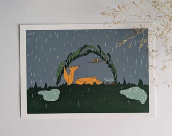 Pode incluir: Uma impressão artística que apresenta uma ilustração estilizada de raposas abrigando-se da chuva. A obra de arte retrata duas raposas laranja sob um arco verde, com um fundo de céu chuvoso. Estilo fantasioso.