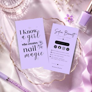 Op de afbeelding: Twee rechthoekige visitekaartjes in lichtpaars met zwarte tekst. De eerste kaart bevat de tekst I Know a girl who creates nail magic met een bloemmotief. De tweede kaart toont de naam Sofia Bennett, contactgegevens en social media iconen.