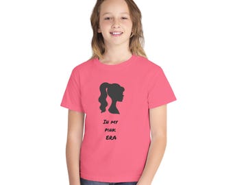 Camiseta juvenil con silueta de "In My Pink Era" / estampado de coleta de niña