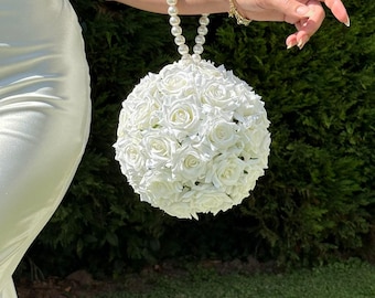 Bukiet ślubny Kalibridal wykonany ręcznie ze sztucznych białych róż w kształcie kuli z perłowym uchwytem