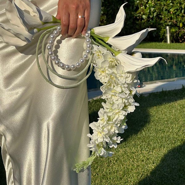 Ramo de novia de cala blanca y delphinium con asa de perla, ramo de flores artificiales hecho a mano Kalibridal