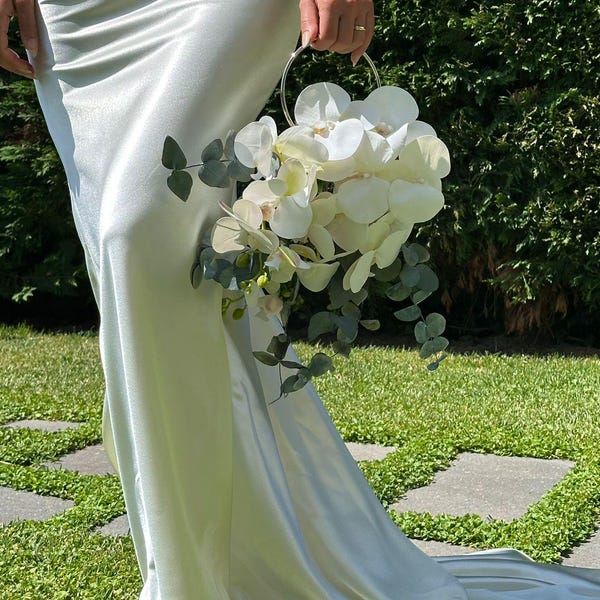 Ramo de novia con orquídea blanca y eucalipto – Flores artificiales modernas para bodas Kalibridal