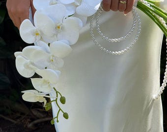 Białe kwiaty ślubne w kształcie orchidei z perłowym uchwytem – minimalistyczny, elegancki dodatek dla panny młodej Kalibridal