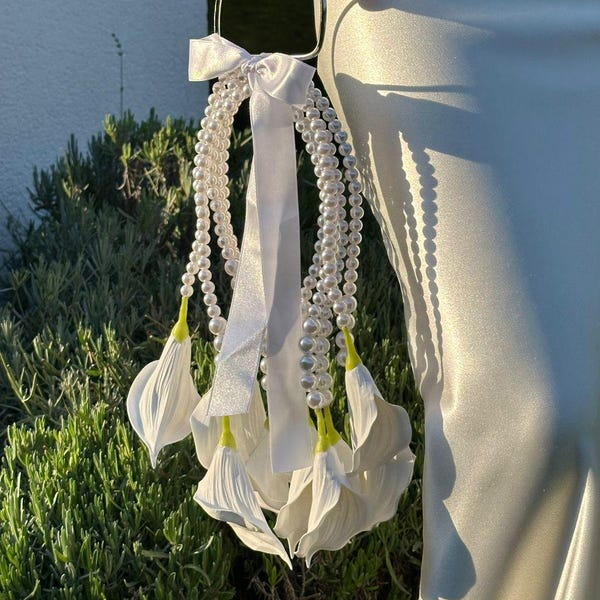 Ramo de novia con aros de perlas y lirios de cala – Flores artificiales modernas para bodas Kalibridal